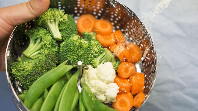 Lalap platter belakangan jadi tren di media sosial. Makanan ini disebut menyehatkan karena terdiri dari sambal dan sayuran rebus tanpa nasi.