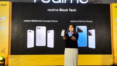 PR Lead realme Indonesia Krisva Agnieszca memamerkan dua ponsel konsep realme pada 828 Fan Festival di Jakarta, 27 Agustus 2025.