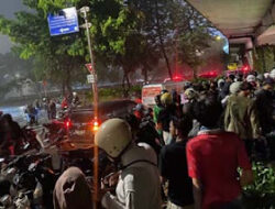 Demo DPR Ricuh, Lempar Botol hingga Naik Pagar Parlemen