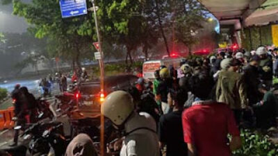 Massa demo DPR sempat berteduh di Flyover Senayan.