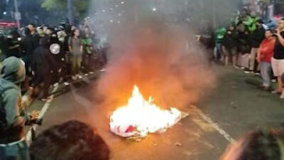 Massa driver ojol membakar ban dan memblokade jalan