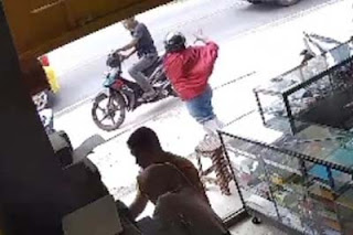 Tangkapan CCTV memperlihatkan detik-detik ibu hamil mencoba menyelamatkan motornya.