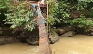 Akses jembatan di Sungai Batang Pasaman yang terputus sepanjang 15 meter