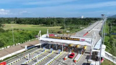 Sejumlah kendaraan melintas di Tol seksi Padang-Sicincin di Kabupaten Padang, Pariaman, Sumbar