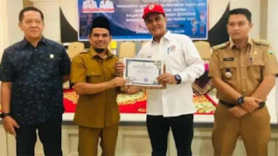 Pemkab Solok serahkan penghargaan untuk PT Semen Padang karena program GENTING.