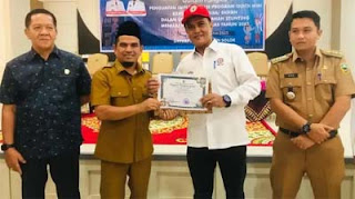 Pemkab Solok serahkan penghargaan untuk PT Semen Padang karena program GENTING.