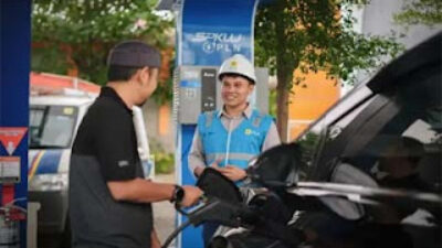 Pengguna kendaraan listrik saat mengisi daya di SPKLU.