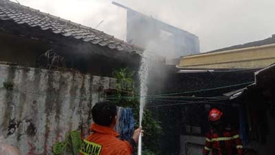 Kebakaran melanda rumah di Kampung Cijeungjing Bandung Barat (KBB), Jumat (8/8/2025).