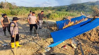 Tim dari Kepolisian Daerah Sumbar beserta jajaran saat menemukan lokasi bekas tambang