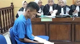 Sidang perdana pelaku pembunuh Nia Kurnia Sari, gadis penjual gorengan di Pariaman.