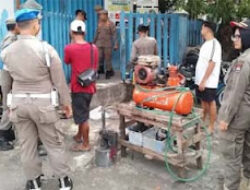 Cegah Gangguan Listrik, Satpol PP Padang Tertibkan PKL di Ganting Parak Gadang