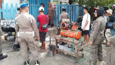 Cegah Gangguan Listrik, Satpol PP Padang Tertibkan PKL di Ganting Parak Gadang