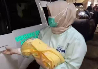 Petugas mengevakuasi mayat bayi yang ditemukan dalam kantong plastik di WC masjid.