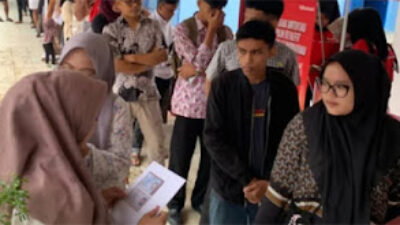 Antrean panjang peserta di kantor Disbuparpora untuk mengambil nomor dada dan kaos gratis.