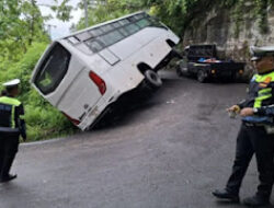 Kelok 44 Makan Korban Lagi, Bus Pariwisata Rebahlah di Jalan