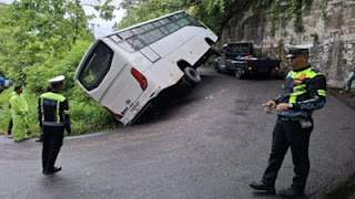 Sebuah bus pariwisata bernomor B 2057 XAO Jakarta menuju Bukittinggi mengalami kecelakaan.