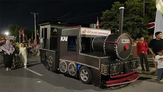 Replika kereta Mak Itam di pawai Telong-telong HJK ke-356 Kota Padang.