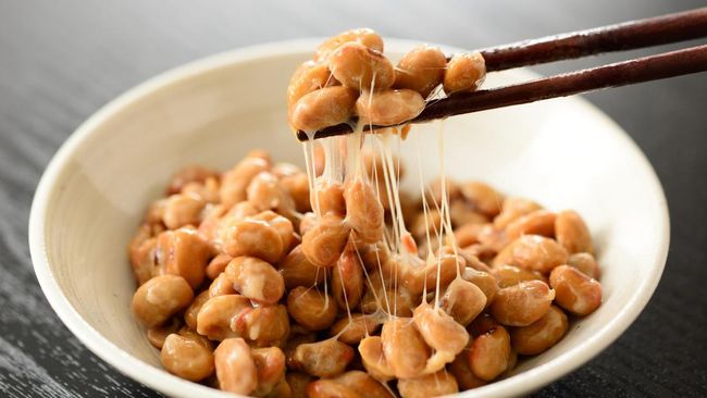 Di balik baunya yang menyengat, ada banyak manfaat makan natto.