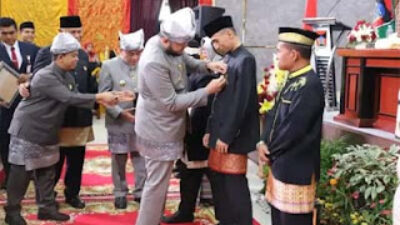 Kepala Unit Komunikasi dan Kesekretariatan PT Semen Padang Ilham Akbar dapat pin emas.