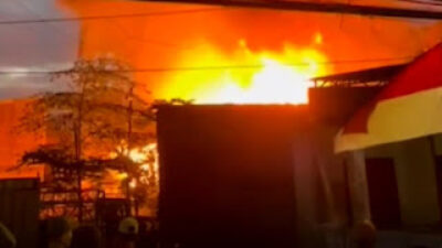 Petugas Padamkan Api Rumah Panggung dalam Satu Jam