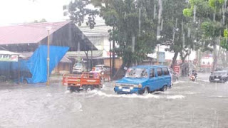 Genangan di sejumlah lokasi Kota Padang. Yang terlihat ini adalah di kawasan Alai.