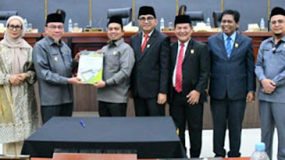Pimpinan DPRD Padang menyerahkan dokumen persetujuan KUA-PPAS RAPBD TA. 2026