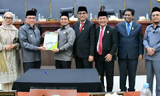 Pimpinan DPRD Padang menyerahkan dokumen persetujuan KUA-PPAS RAPBD TA. 2026