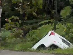 Polisi Selidiki Minibus Terperosok di Lubuk Kilangan