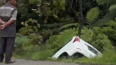 Polisi Selidiki Minibus Terperosok di Lubuk Kilangan