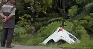 Sebuah minibus putih dilaporkan terperosok ke dalam parit