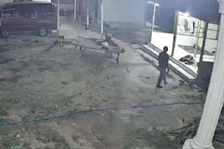 Aksi Pencurian Daster dan CD Wanita Terekam CCTV