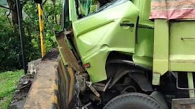 Truk Tabrak Pembatas Jalan di Solok