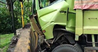 Truk Tabrak Pembatas Jalan di Solok