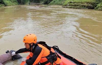 Tim SAR mengevakuasi jasad kakek dan cucu yang dilaporkan hilang usai hanyut di sungai
