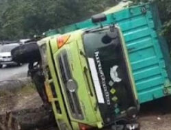 Evakuasi Truk Terguling di Lubuk Kilangan Berhasil, Jalan Kembali Normal