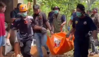 Tim SAR mengevakuasi mayat pria yang ditemukan dari dasar sumur tua