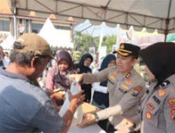 Masyarakat Antusias Beli Beras dan Sembako Murah di Bojonegoro