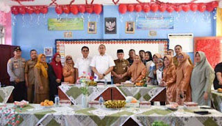 Wawako Maigus Nasir dampingi Andre Rosiade saat mengecek program MBG di Padang.