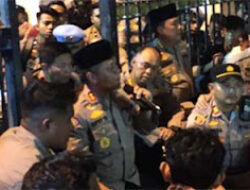 Massa Demo Polda Sumbar, Tolak Represif, Tuntut Reformasi