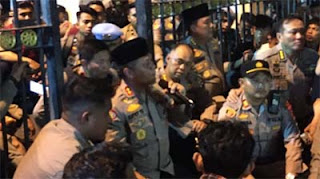 Kapolda Sumatera Barat Irjen Gatot Tri Suryanta akhirnya turun langsung menemui massa aksi