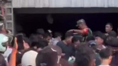 Prajurit TNI turun tangan menenangkan massa di kediaman anggota DPR