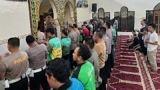 Personel Polda Sulut bersama komunitas ojol menggelar salat gaib