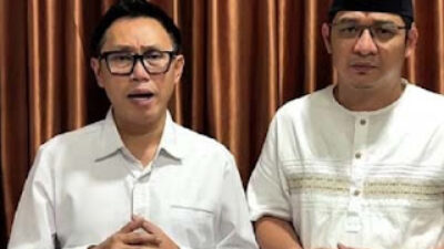 Anggota DPR Eko Hendro Purnomo alias Eko Patrio (kiri), bersama Pasha Ungu memohon maaf kepada publik