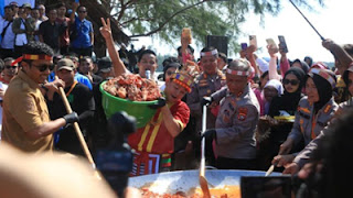 Polda Sumbar sabet rekor MURI untuk memasak lobster saus Padang terbanyak.