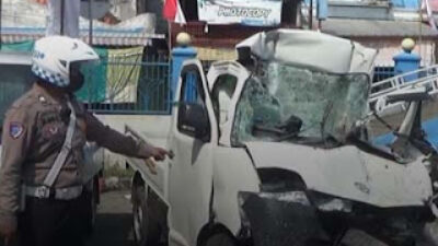 Kecelakaan maut mobil pikap menabrak truk fuso yang parkir