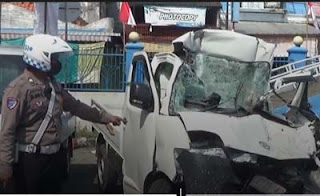 Kecelakaan maut mobil pikap menabrak truk fuso yang parkir