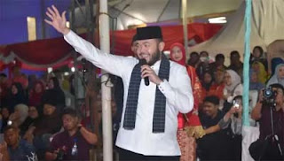 Wako Fadly Amran menyapa masyarakat Padang saat gelaran pawai Telong-telong HJK ke-356.