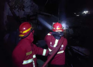 Pemadam Kebakaran Kota Padang sedang memadamkan api