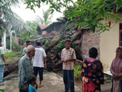 Angin Puting Beliung Hantam Desa Batu Tunggal, Rumah Warga Porak-Poranda