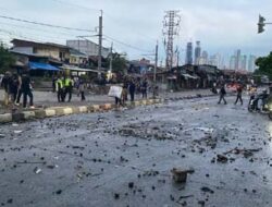 Pengendara Kesulitan Lewati Jalan Pejompongan Usai Demo